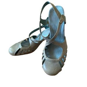 Aeresoles Pump Crisscross Strap Stack Heel Pale Green Vintage Leather Sz 11 EUC